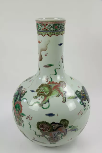 Große Vase, China, 19./20. Jh., gemarkt Yongzheng, umlaufend polychrom bemalt mi