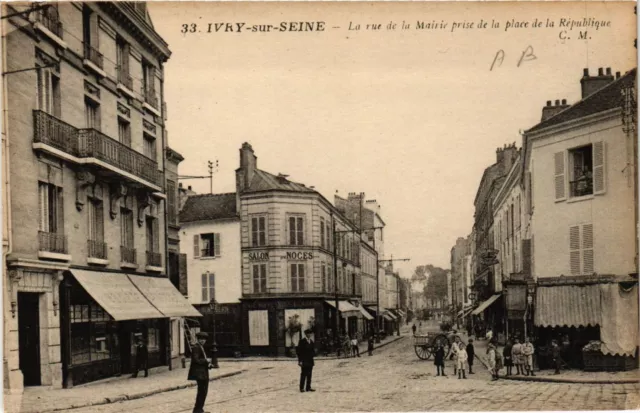 CPA IVRY-sur-SEINE - La rue de la Mairie taken from the place de la.. (659503)