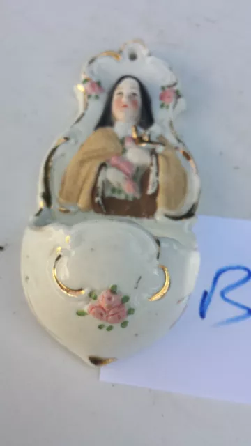 B/ Ancien petit bénitier en porcelaine biscuit Sainte Thérèse de Lisieux