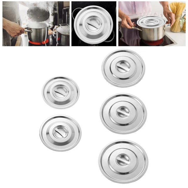 Quelques casseroles et poêles assises sur une table photo - Casserole