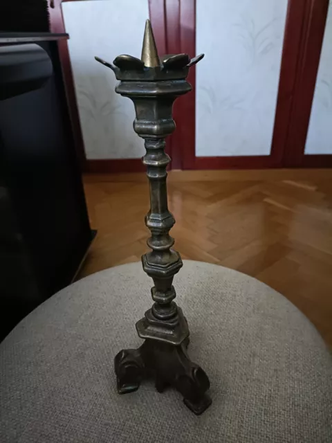 PIQUE CIERGE ANCIEN EN BRONZE. Hauteur : 32 cm