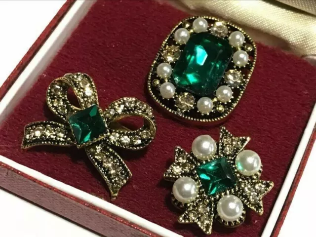 Vintage Style Art Deco Green Crystal & Faux Pearl Gold Tone 3 x Brooch Set