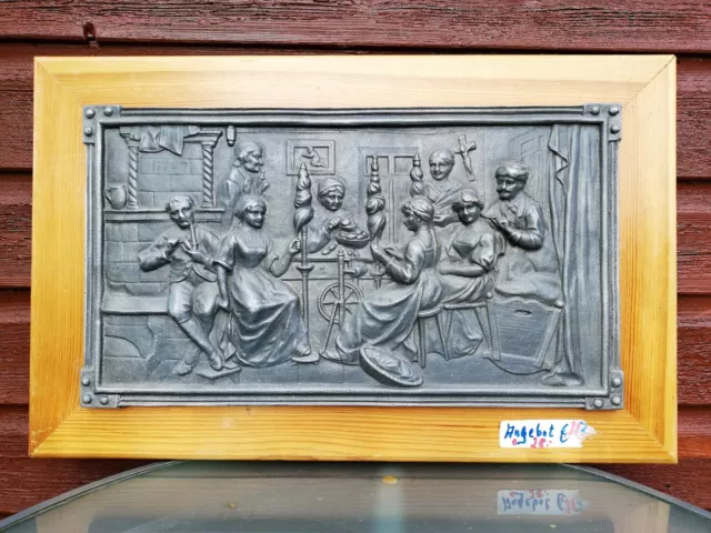 Altes Zinn /Metall Bild Relief auf Holzplatte