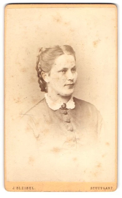 Fotografie J. Bleibel, Stuttgart, Portrait junge Dame mit Kragenbrosche