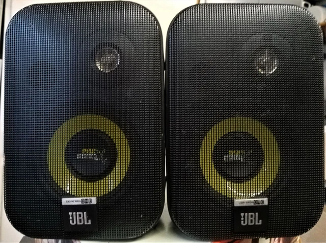 JBL Control One Juego de 2 altavoces de dos vías, altavoces de monitor de estudio con diseño compacto, incluye kit de montaje en pared, woofer de 10 cm y tweeter de 1,2