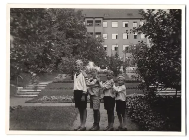 2 Fotografien Ansicht Berlin-Tempelhof, vier junge Knaben posieren der Größe na
