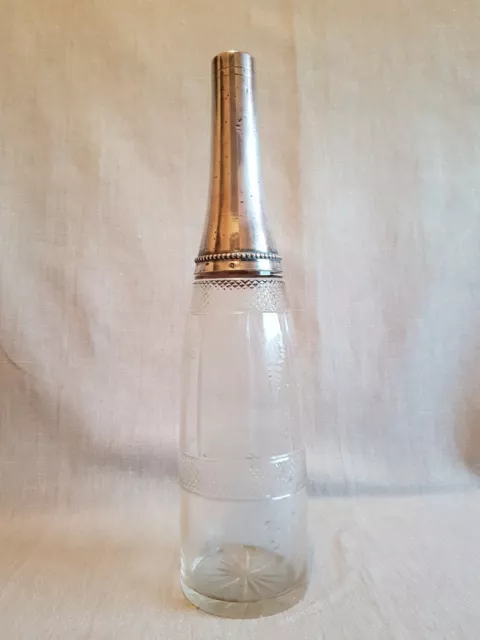 Ancienne Carafe en verre taillé. Col en  argent Massif : minèrve 1er titre.