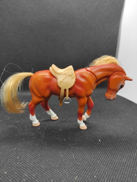 Lot De Figurines Quiralu En Plomb Creux - 2 Chevaux, 1 Poulain Et Auge - Ecurie, L 20 Cm