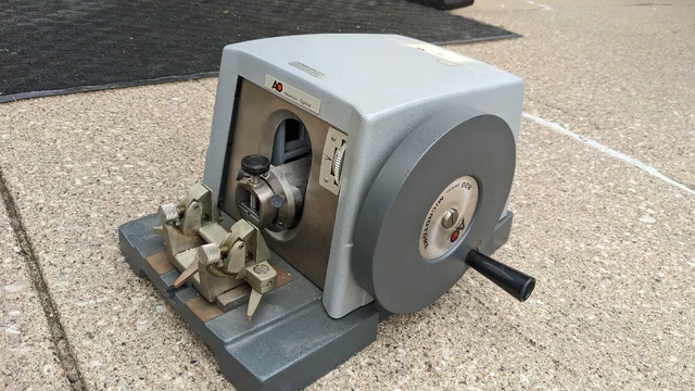 AO Spencer American Optical 820 Benchtop Manual Rotary Microtome