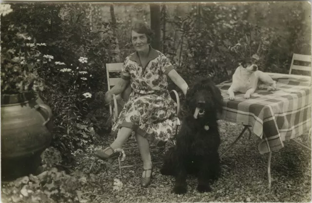 Antique Photo - Vintage Snapshot - Chien Animal Garden Women Funny Fashion - Dog