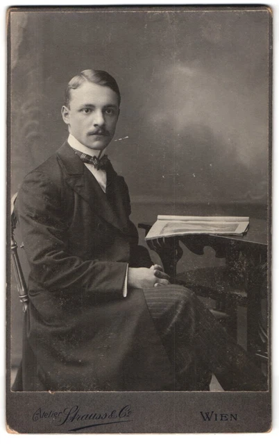 Fotografie Atelier Strauß & Co., Wien, Kohlmarkt 5, bürgerlicher Herr mit Flieg