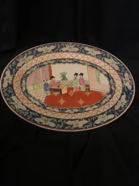 Plat décoratif, Chine, scène de palais, émail, signé, début XXe