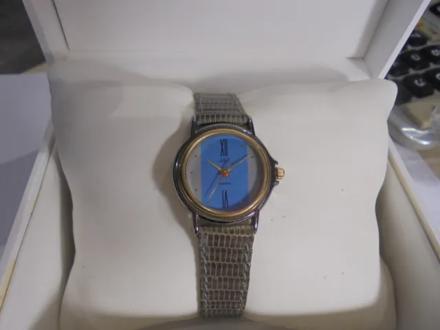 Montre femme JAZ années 80 neuve de stock ,bracelet lézard véritable ,fonctionne