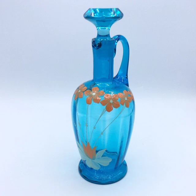 Carafe à liqueur en verre soufflé coloré bleu émaillé à décor floral Début XXème