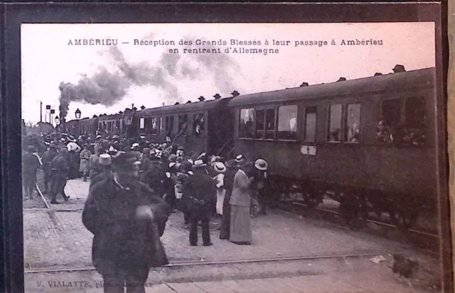 CPA  AMBERIEU  Guerre 14  La gare  réception des militaires blessés