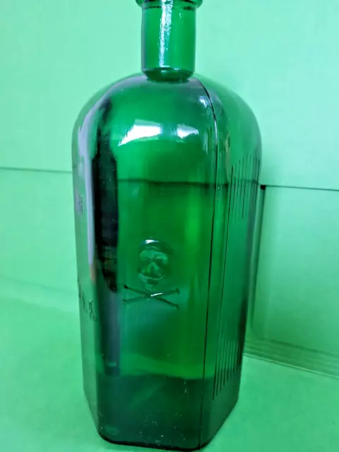 Antike Apotheker Flasche Giftflasche Totenkopf grün Dachbodenfund 2