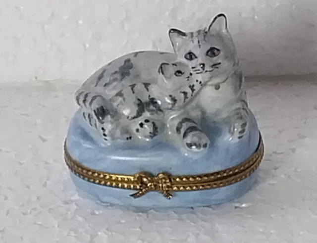 Limoges Peint Main  Cat /Mouse Blue Pill/Trinket Box DELINEAU