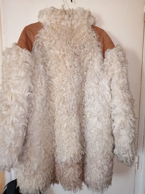Veste en peau de mouton dessus des épaules en cuir, année 1970. A nettoyer