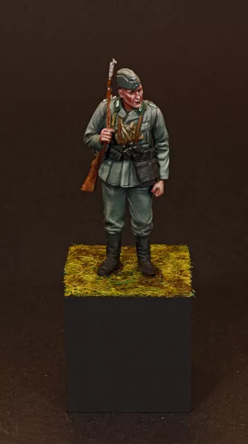 One German Soldier Early WWII War-Pro Built & Painted Figure  1/35 scale(Dragon)