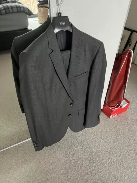 Mens Hugo Boss Super 150 Wool Suit Dark Grey 48 (used gently once) RRP £800.00.