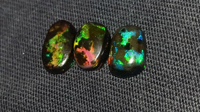 Opale Indonesiano naturale colori de luxe   3 pezzi cabochon ct 4