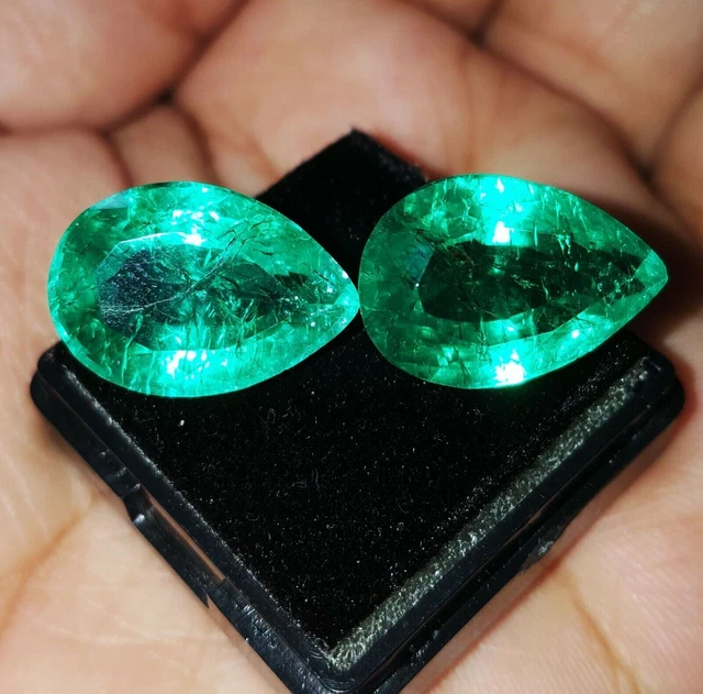 Paire d'émeraudes vertes carrées de Colombie de 1.01 carat - En vente sur France