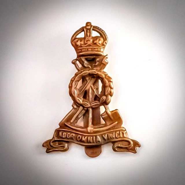 wwi-british-army-raoc-cap-badge-brass-labour-omnia-vincit-kings-crown