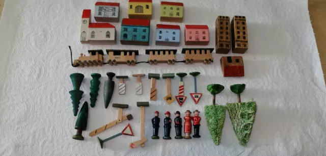 antikspielzeug  erzgebirgs holz dorf mit eisenbahn aus Holz