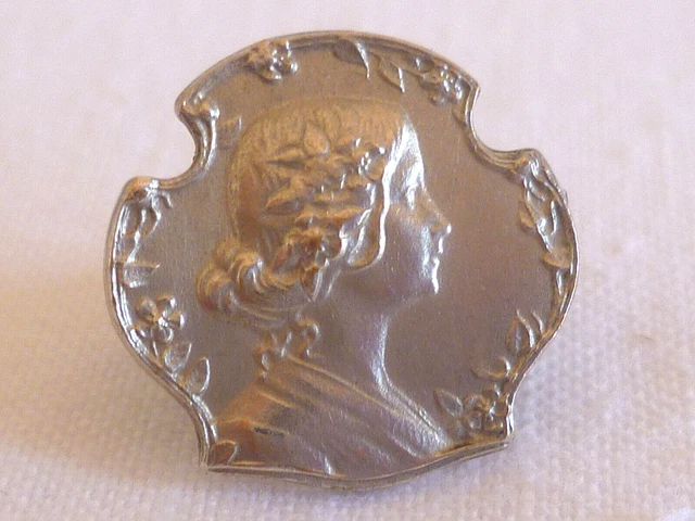 Ancien Bouton De Col Art Nouveau Femme De Profil En Métal Argenté