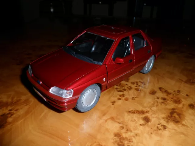 Ford Orion rojo 1/24 Schabak