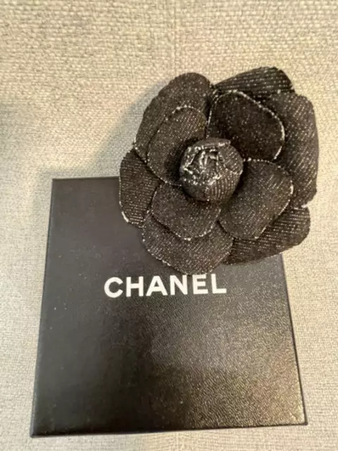 Chanel - Vintage Beige Fabric Flower Camellia Camelia Pin Brooch - Brooch -  Catawiki