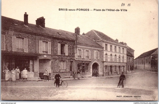 91 BRIIS SOUS FORGES - la place de l'hotel de ville