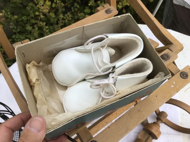 Joli Paire de chaussures bébé en cuir début 20em  neuf vintage baigneur poupon