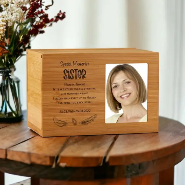 Urna cremazione commemorativa sorellina in legno personalizzata con spazio fotografico PM-9