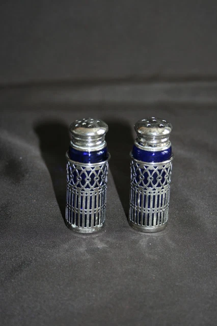 Ensemble de salière et poivrière en métal argenté - verre bleu