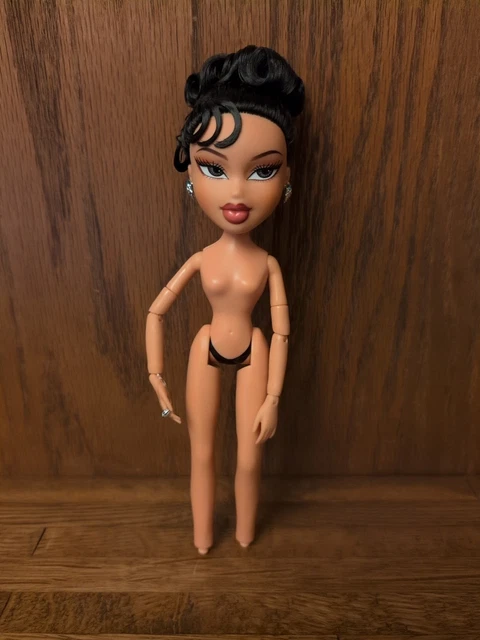 Bratz X Kylie Jenner Muñeca De Moda Look De Día – Vestido Charol, Botas Plataforma Y Accesorios, Coleccionable Con Soporte Y Póster