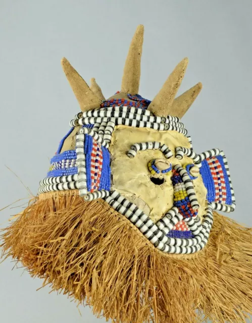 Beau masque YAKA mask peau perles cauris Congo RDC African tribal art 1592