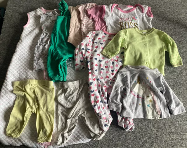 Konvolut Baby Mädchen Kleidung Alter 0 bis 3 Monate. Sammlung von 12 Artikeln