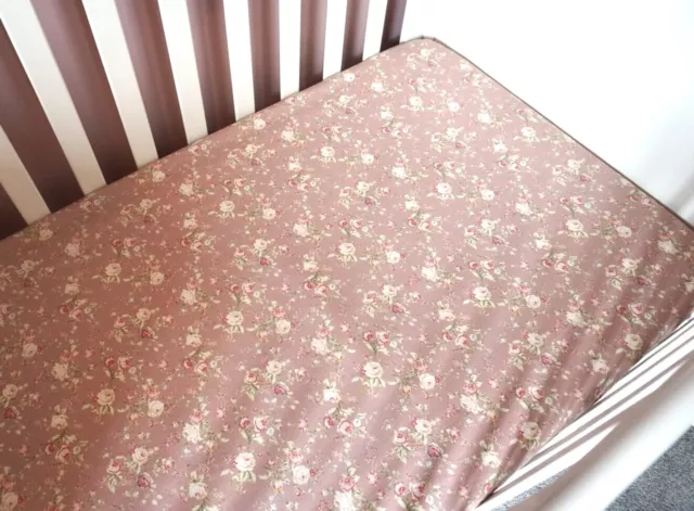 Drap ajusté floral rose rose rose fait main pour filles lit bébé/lit de tout-petit. 100 % coton