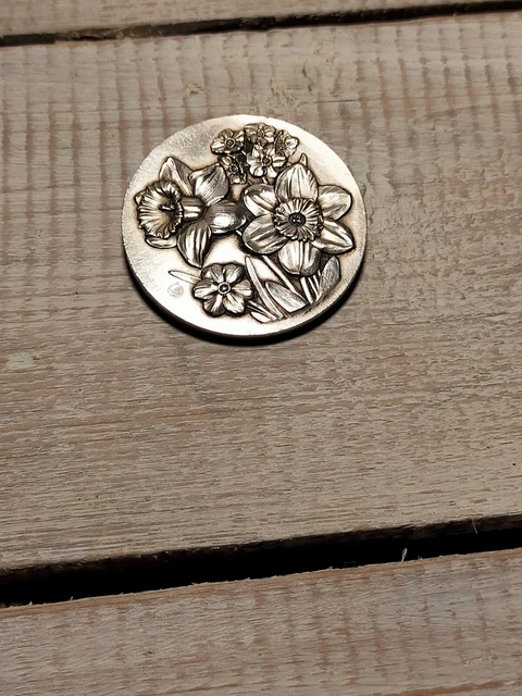 Broche Art Nouveau en métal argenté fleuri abritant photo de couple