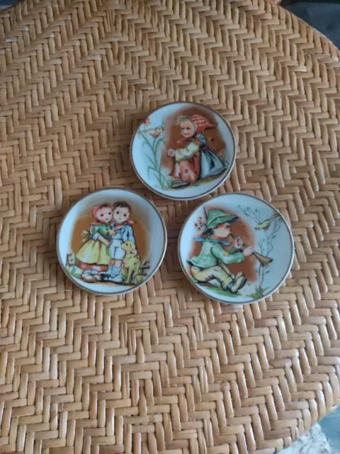 A Set Of 3  Alfretto Porcelain Collectors Series Mini  Picture Plates.