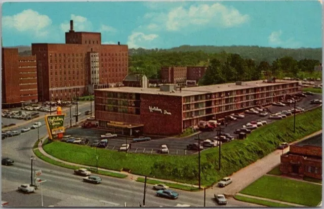 1960s KNOXVILLE, Tennessee Postcard HOLIDAY INN DOWNTOWN Roadside / Unused