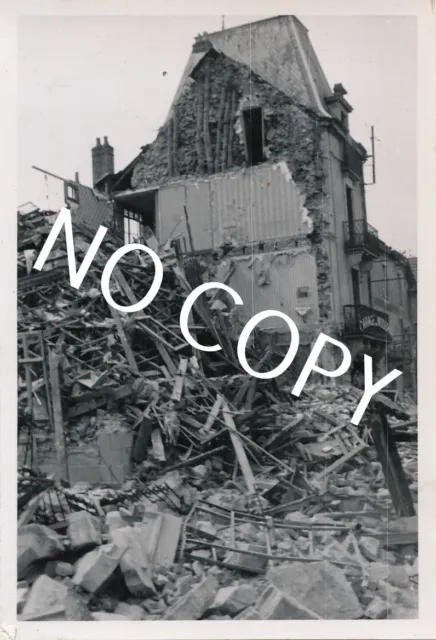 Foto WK2 - Frankreich - Zerstörungen in Aillevillers  X77