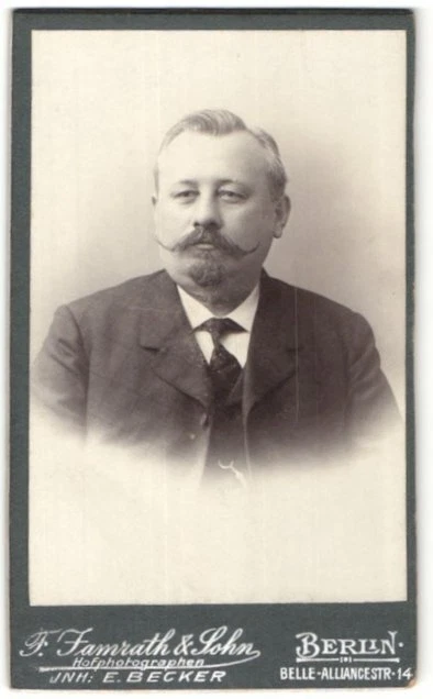Fotografie F. Jamrath & Sohn, Berlin, Portrait gestandener Bürgerlicher mit Bar