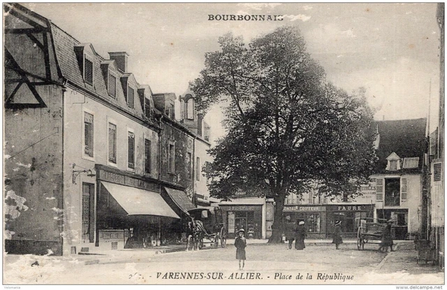 338 - cpa 03 Varennes sur Allier - Place de la République