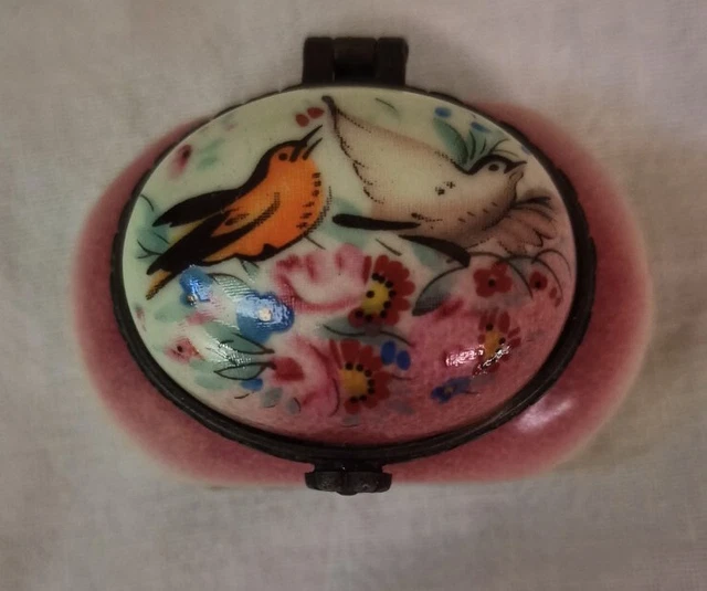 JOLIE PETITE BOITE A PILULES EN PORCELAINE LIMOGES GUYS FLEURS BLEUES Dorure 116134