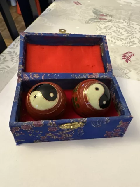 Deux Boules Chinoises de couleur Rouge avec des signes Ying et Yang Bon Etat