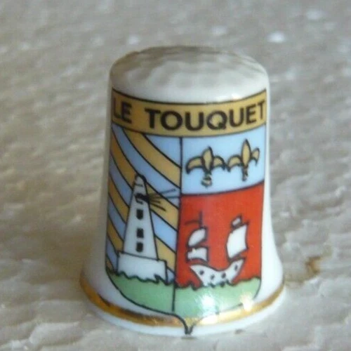 DÉ À COUDRE De Collection En Porcelaine Décoré Du Blason De La Ville Du