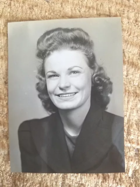 BEAUTIFUL LADY IDENTIFIED.VTG 1940'S 4" x 3" SNAPSHOT*SP3