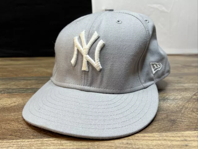 New Era 59FIFTY MLB New York Yankees Light Gray Fitted Hat Size 7 3/8” used